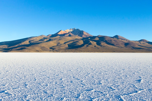 Salar De Uyuni, Boliwia. Największe Solnisko Na świecie. Boliwijski Krajobraz. Widok Cerro Tunupa