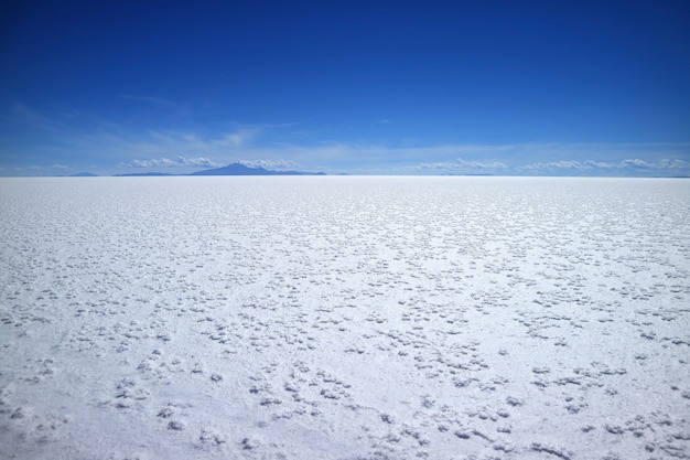 Zdjęcie salar de uyuni sól mieszkania po porze deszczowej, boliwia, ameryka południowa