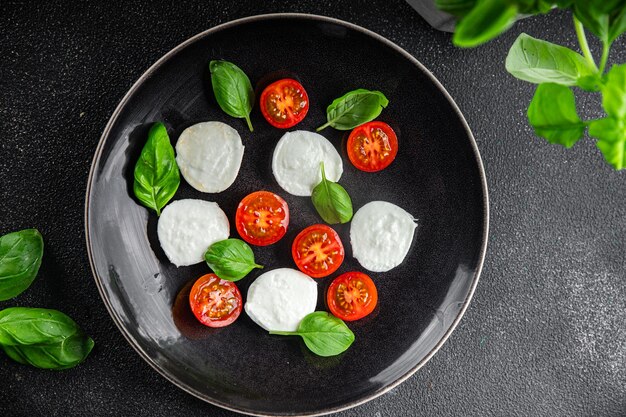 sałatka caprese mozzarella pomidor bazylka świeże jedzenie smaczne zdrowe jedzenie gotowanie przysmak posiłek jedzenie