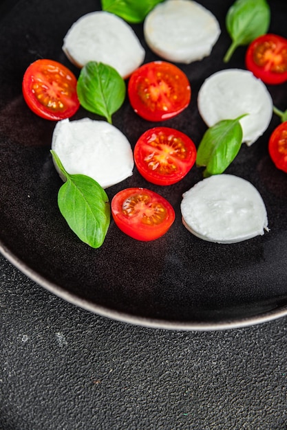 sałatka caprese mozzarella pomidor bazylka świeże jedzenie smaczne zdrowe jedzenie gotowanie przysmak posiłek jedzenie