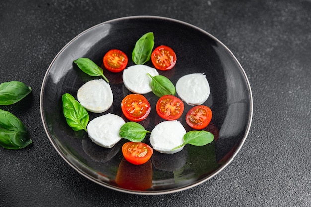 Zdjęcie sałatka caprese mozzarella pomidor bazylka świeże jedzenie smaczne zdrowe jedzenie gotowanie przysmak posiłek jedzenie