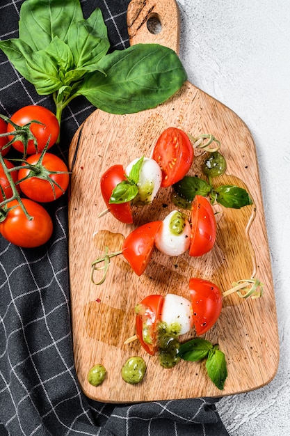 Sałatka Caprese Na Szpikulcu, Pomidorach, Pesto I Mozzarellą. Przekąska Canapes. Widok Z Góry