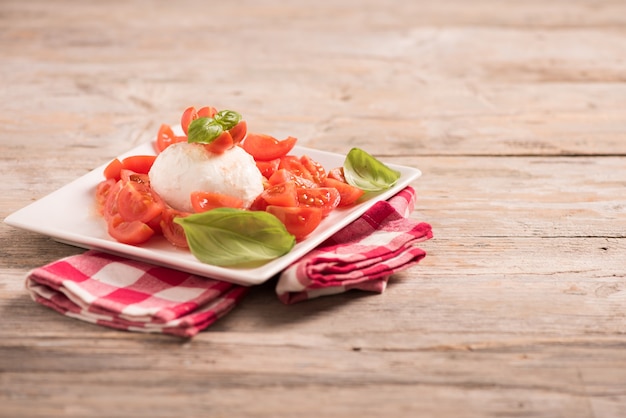 Sałatka caprese. Sałatka z serem mozzarella z pomidorem i bazylią