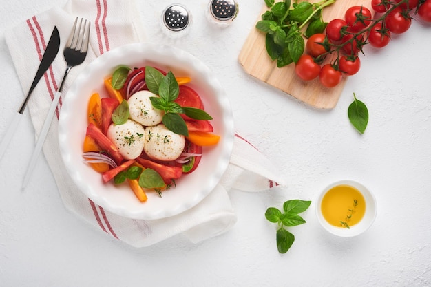 Sałatka Caprese Włoska Sałatka Caprese Z Plastrami Pomidorów Ser Mozzarella Oliwa Z Bazylii Oliwa Z Oliwek Na Białym Talerzu Na Białym Tle Pyszne Włoskie Jedzenie Widok Z Góry Styl Rustykalny