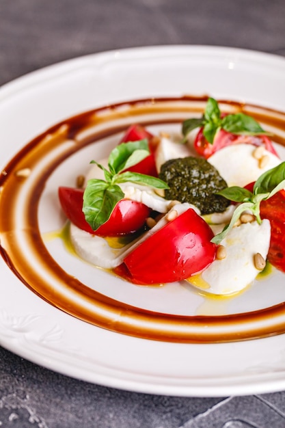 Sałatka Caprese z bazylią pomidorową mozzarella i pesto