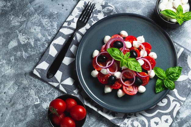 Zdjęcie sałatka caprese z kulkami mozzarelli i pomidorem wiśniowym widok z góry