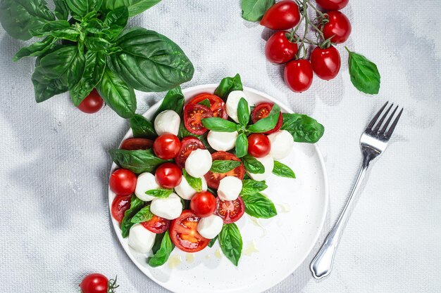 Sałatka Caprese z mozzarellą pomidorową i bazylią