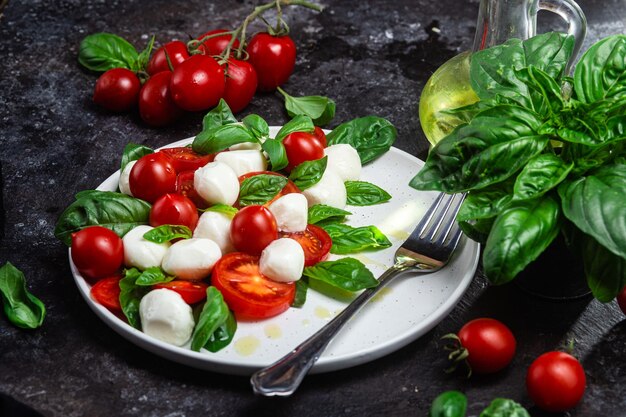 Sałatka Caprese z mozzarellą pomidorową i bazylią