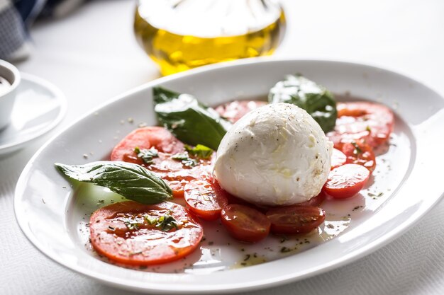 Sałatka Caprese Z Pomidorów Mozzarella Oliwa Bazyliowa I Przyprawy.