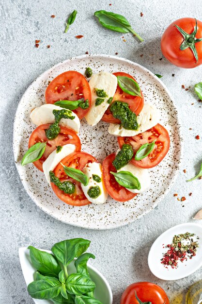 Sałatka Caprese z soczystymi pomidorami, świeżą mozzarellą i pesto