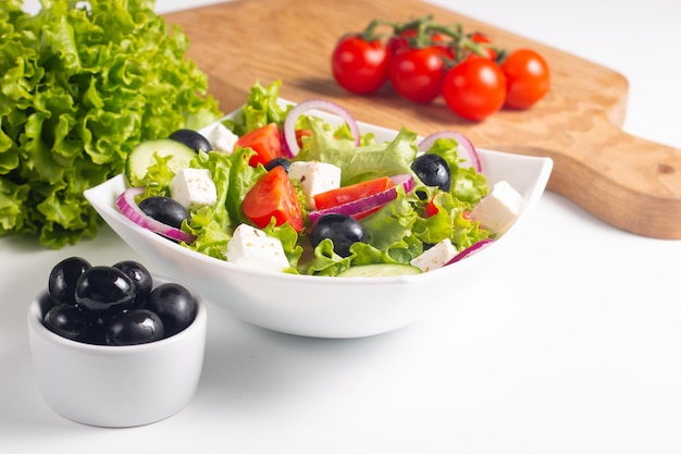Sałatka grecka ze świeżymi pomidorami, ogórkiem, oliwkami, serem feta i czerwoną cebulą. Zdrowa i dietetyczna żywność