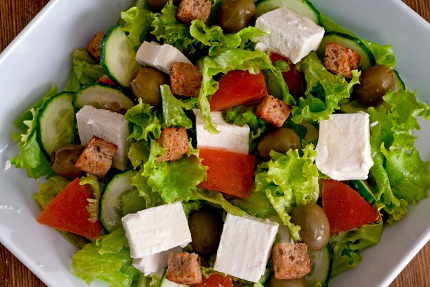 Sałatka grecka ze świeżymi warzywami, serem feta, czarnymi oliwkami i pieczywem