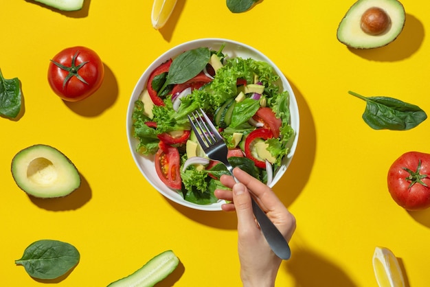 Sałatka Jarzynowa Z Awokado W Białym Talerzu Na żółtym Tle Cooking Diet