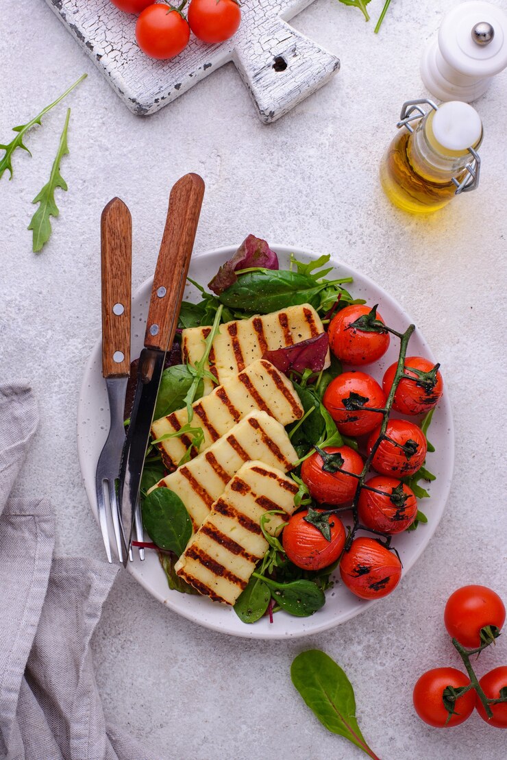 Sałatka jarzynowa z grillowanym serem halloumi