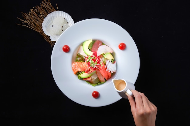 Sałatka Kaisen zrobiła sashimi z sosem Ginger Soy