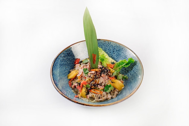 Zdjęcie sałatka mięsna z makaronem i warzywami na szarym tle wok menu