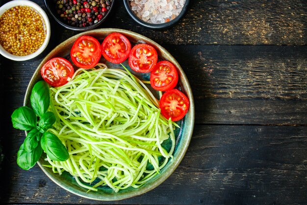 Sałatka Pomidorowa Spaghetti Z Cukinią