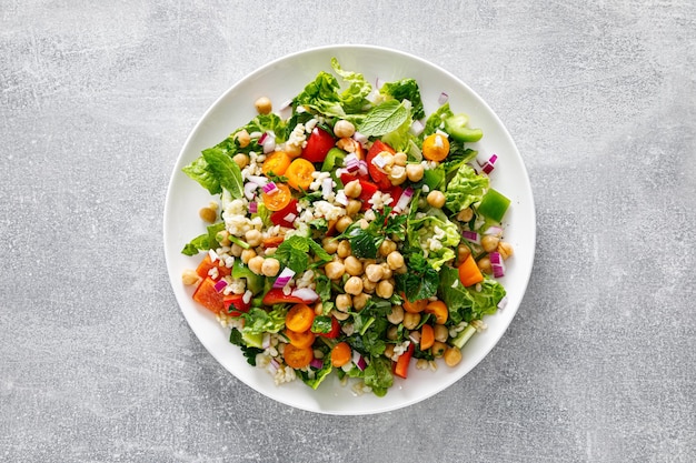 Sałatka tabbouleh Sałatka tabouli ze świeżą pietruszką cebulą pomidory bulgur i ciecierzyca zdrowe wegetariańskie jedzenie dieta śródziemnomorska widok z góry