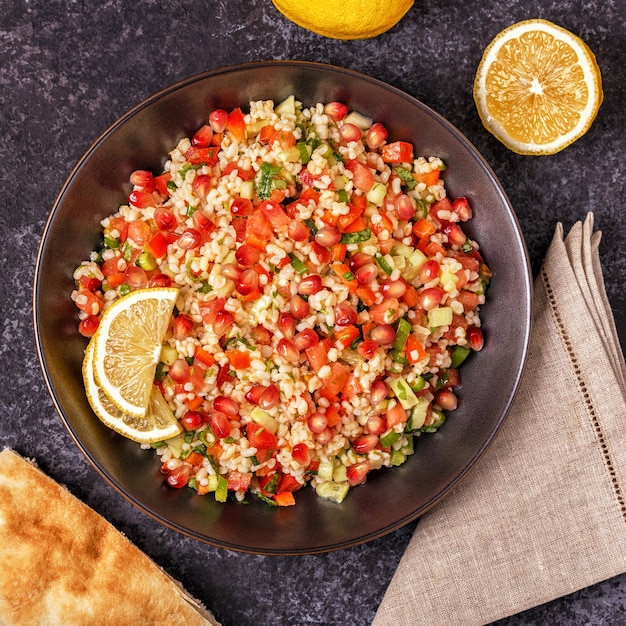 Sałatka Tabbouleh w misce z cytryną