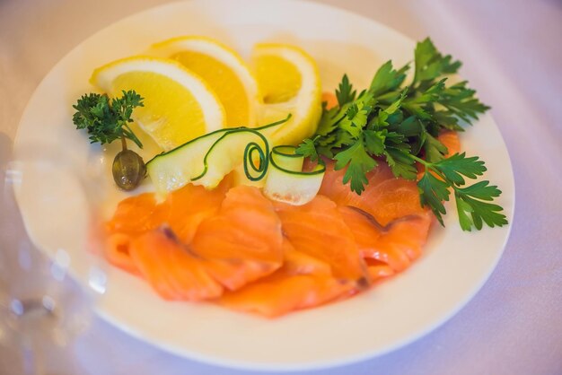 Sałatka w talerzu. Koncepcja usług gastronomicznych.