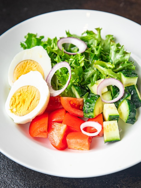 Sałatka warzywna z jajkiem zdrowy posiłek dieta przekąska na stole skopiuj tło żywności