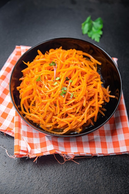Sałatka z marchwi świeże warzywa beta karoten pikantne przyprawy zdrowy posiłek jedzenie przekąska na stole