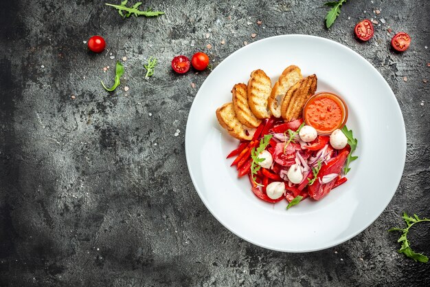 Sałatka Z Mozzarellą Ze świeżych Pomidorów, Cebulą I Oliwą Z Oliwek. Baner Kuchni Uzbeckiej, Menu, Miejsce Na Przepis Na Tekst, Widok Z Góry