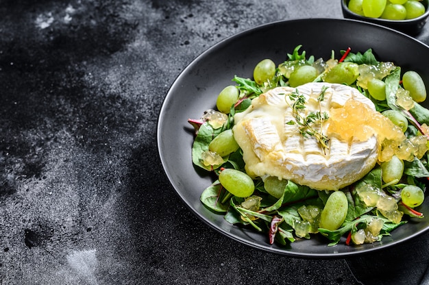 Sałatka Z Pieczonym Serem Camembert, Winogronami, Boćwiną I Rukolą.