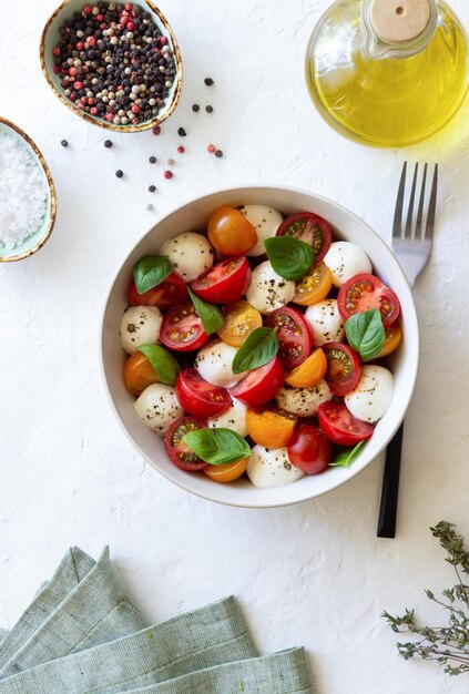 Sałatka z pomidorami mozzarella i bazylią Zdrowe odżywianie Jedzenie wegetariańskie