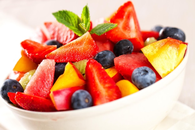 Sałatka ze świeżych owoców z truskawkami, jagodami, arbuzem i brzoskwiniami
