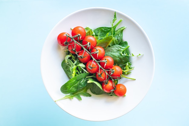 sałatka ze świeżych warzyw pomidor wiśnia warzywo zielone liście mix zielenie szpinak rukola sałata zdrowa żywność posiłekn