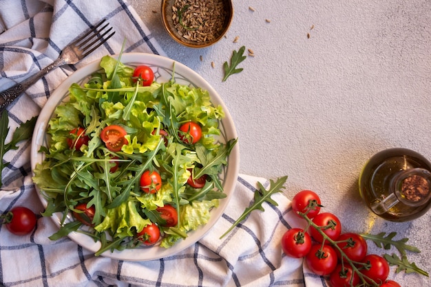 Sałatka ze świeżych warzyw z pomidorami, rukolą, sałatą i innymi składnikami zdrowego odżywiania