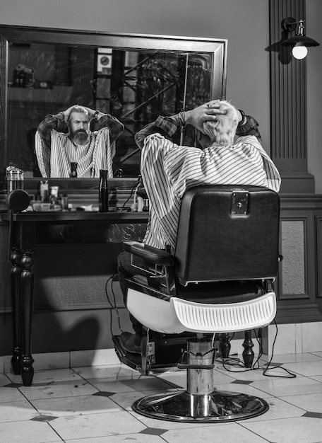 Salon fryzjerski Klient fryzjera Przycinanie brody Usługi fryzjerskie Dowiedz się, jakiej fryzury chcesz Odwiedź fryzjera Rutynowe zabiegi pielęgnacyjne Utrzymanie kształtu Zapuszczanie brody i wąsów Mężczyzna w salonie fryzjerskim