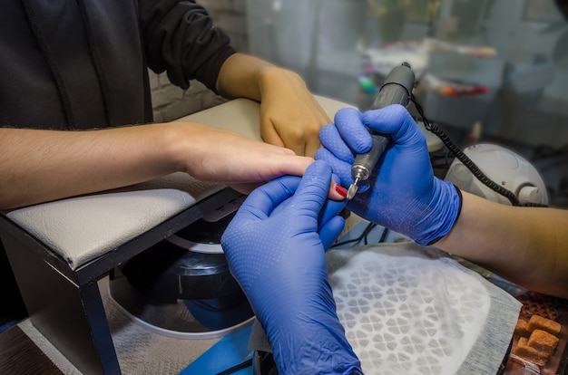 Salon kosmetyczny manicure procedura polerowania paznokci Profesjonalny manicure sprzętowy na elektry