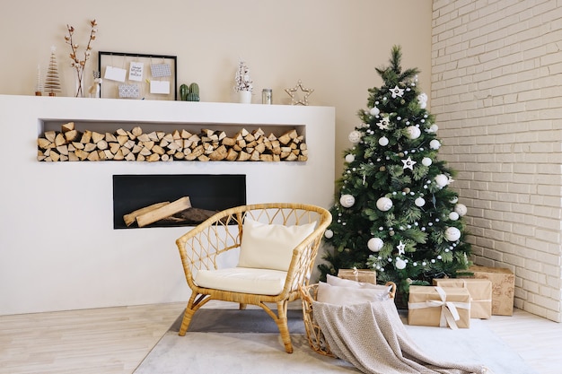 Salon w skandynawskim stylu ze świątecznym wystrojem