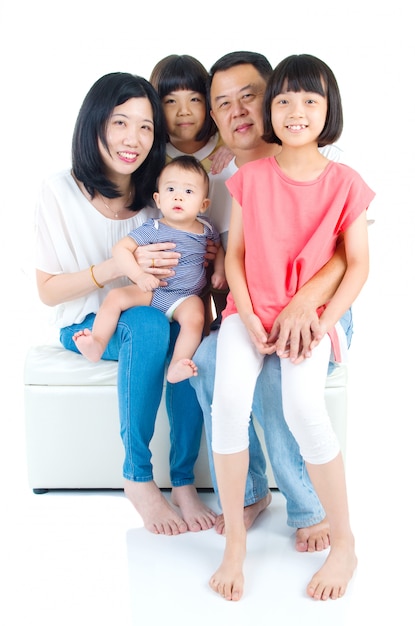 Salowy portret azjatykcia rodzina