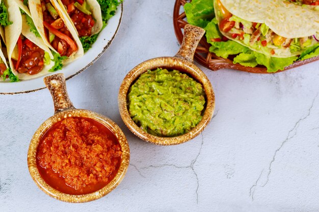 Salsa i guacamole z meksykańskimi tortillami kukurydzianymi.