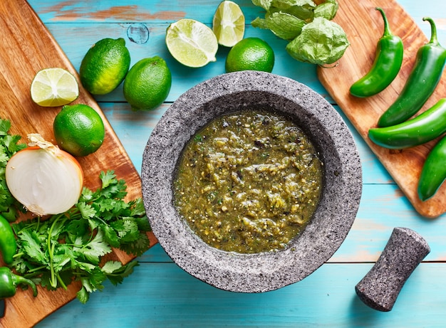 Zdjęcie salsa verde w kamiennej płaskiej kompozycji molcajete