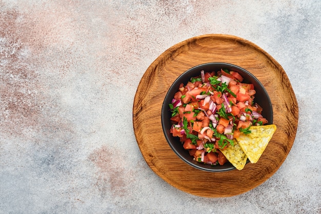 Salsa Z Tradycyjnym Meksykańskim Sosem Pomidorowym Z Nachosami I Dodatkami Pomidory, Chile, Czosnek, Cebula
