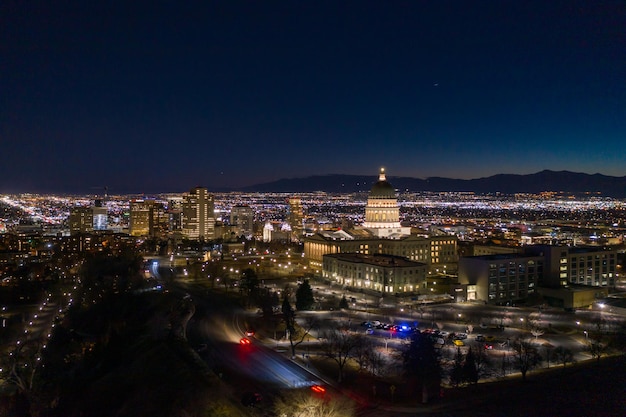 Salt Lake City, USA - 30 stycznia 2021: Oświetlony budynek Kapitolu stanu Utah w wieczorny zmierzch w zimie. Kapitol. Utah, Stany Zjednoczone. Widok z lotu ptaka. Niebieska godzina.