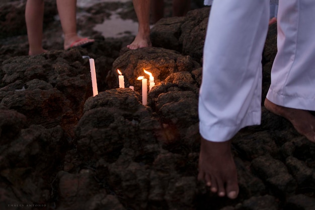 Salvador, Bahia, Brazylia - 02 lutego 2016: Członek religii candomble uczestniczy w imprezie na cześć Yemanja w mieście Salvador.