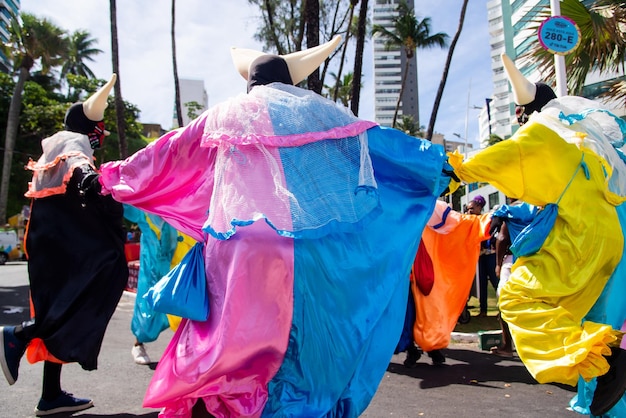 Salvador Bahia Brazylia 11 lutego 2023 r. Grupa zamaskowanych ludzi tańczy na ulicy podczas przedkarnawałowej parady Fuzue w Salvador Bahia