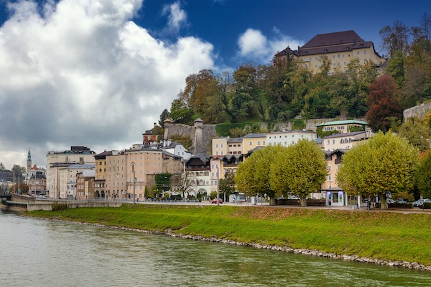 Salzach rzeczny widok i ulicy Salzburg miasto, Austria