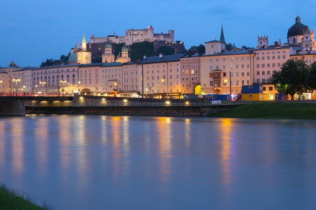 Salzburg, Austria-27 czerwca 2016: Panoramiczny widok na miasto Salzburg, Austria, Europa. Letni dzień z wieczornym niebem