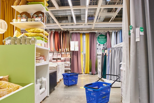 SAMARA ROSJA 10 STYCZNIA 2022 Wnętrze sklepu Ikea ludzie robią zakupy IKEA jest największym na świecie sprzedawcą mebli