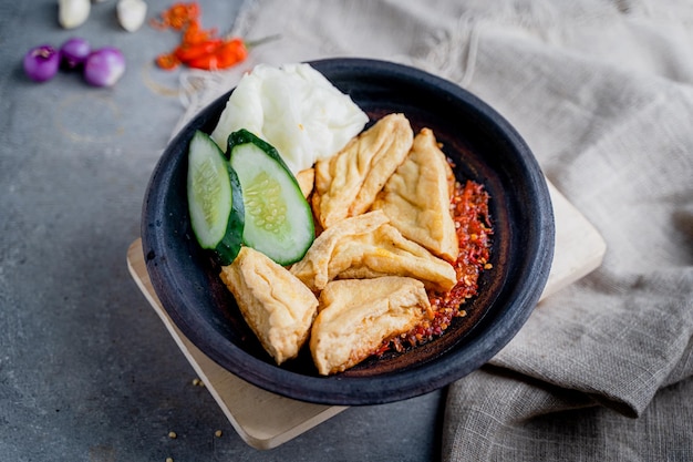 Zdjęcie sambal gami tahu lub tofu z sambalem ugotowanym w ceramice