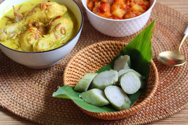 Sambal Goreng Krecek I Opor Ayam Podawane Z Longtong Nasi