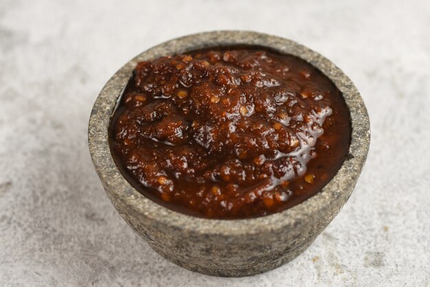 Zdjęcie sambal to jedna z charakterystycznych dla indonezji przypraw zrobiona z szalotki czosnkowej chili i pomidora