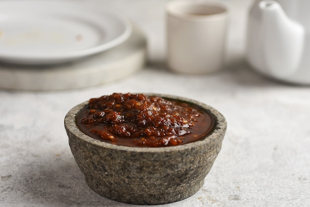 sambal to jedna z charakterystycznych dla Indonezji przypraw zrobiona z szalotki czosnkowej chili i pomidora