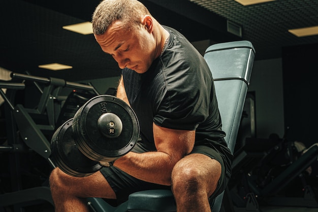 Samiec Z Sporta Ciała Podnośnymi Dumbbells Przy Gym